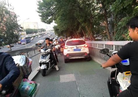 北京警方通报轿车开车上天桥：司机已被行拘|北京警方|天桥_新浪新闻