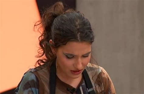 Milani se sečivo blendera zabilo u prst: Takmičarka jauknula od bola - B92