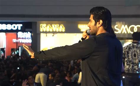 'लाइगर' के प्रमोशन में विजय देवराकोंडा को देख बेकाबू हुए फैंस, रद्द ...