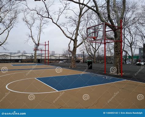 Basketball Court in New York City, DeWitt Clinton Park, NYC, NY, USA ...