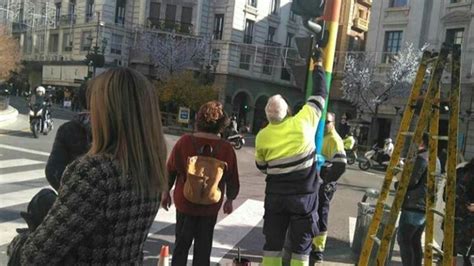 El borrado de los semáforos arcoíris de Granada enfrenta a los partidos