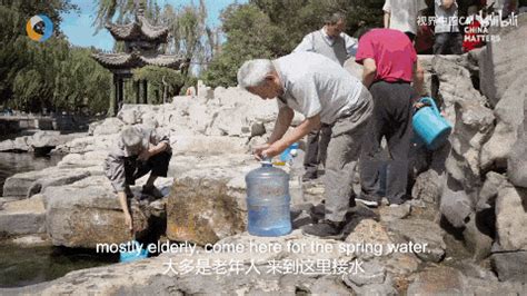 果园石壁打泉水，终于找到方法打石头 - YouTube