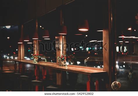 夜间咖啡厅窗户 库存照片（立即编辑）542952802