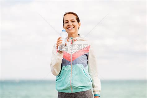 健身,运动健康的生活方式妇女海边锻炼后饮水女人海边锻炼后喝水高清图片下载-正版图片300165091-摄图网