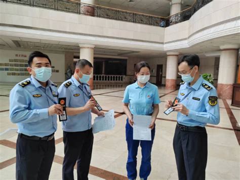 行政执法人员开展执法活动主动出示执法证件的案例照片-深圳市市场监督管理局