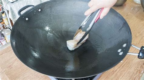 新铁锅千万别直接用，教你正确的开锅方法，不粘锅不生锈，特实用_腾讯新闻