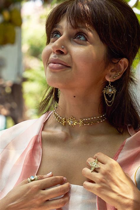 Moonstone Lotus Choker – Shuffling Suitcases
