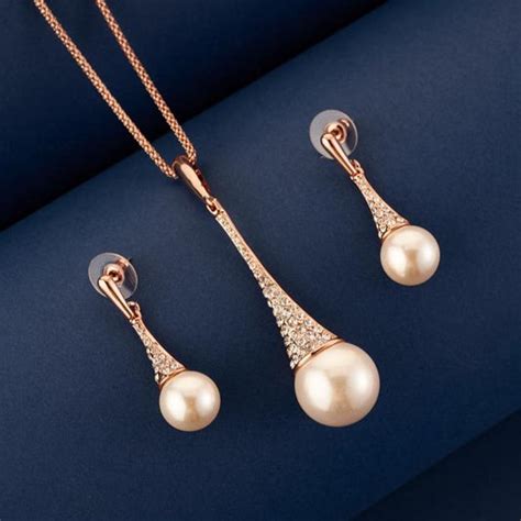 Style A Pendant Set With Your Saree - Blingvine Style Guide