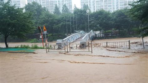 韩国中部地区暴雨成灾，已致六人死亡八人失踪_凤凰网视频_凤凰网