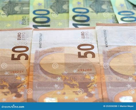 Euro-Scheine Oder Banknoten 100 Und 50 Euro Stockfoto - Bild von mieten ...