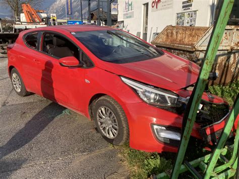 Pkw kracht gegen Hydrant und Ständer - UnserTirol24