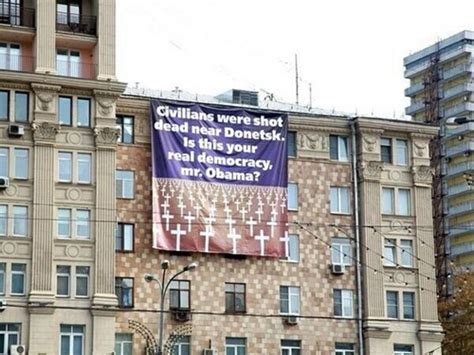 俄大学生在美使馆前挂横幅 质疑“奥巴马民主”_滚动新闻_温州网