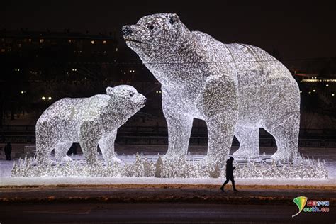 莫斯科亮起北极熊雕塑彩灯 迎接新年和圣诞_发现频道_中国青年网