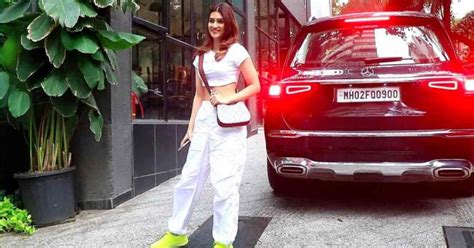 Kriti Sanon Spotted with her Rs 2.8 Crore Mercedes Maybach GLS600 » Car ...