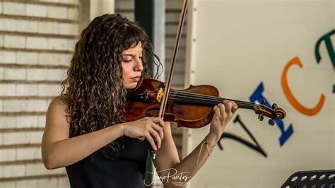 Marta Encarnación enlluerna amb el seu violí al "Racó de l'Art" de l ...