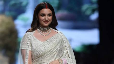 New Dulhan Parineeti Chopra Happily Flaunts Her Chooda, Sindoor As She ...