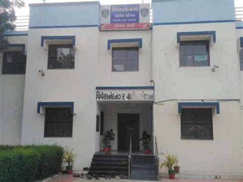 Two bootleggers taken lift in car than driver call police wine in bags ...