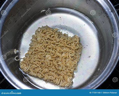 Boil Instant Noodle Cooking Stock Photo - Image of ramen, delicious: 77201168