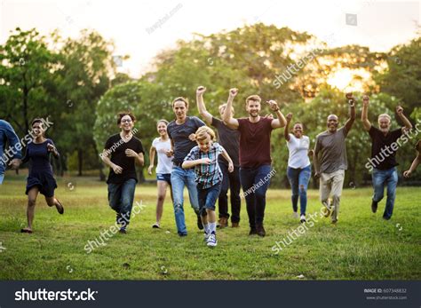 Par of People Walking 的图像结果