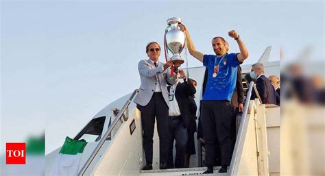 Triumphant Italian team returns to Rome after Euro 2020 victory ...