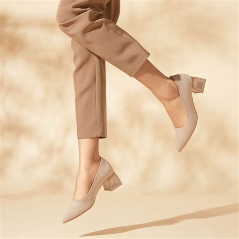 Aria Pointed-Toe Block Heel in Almond | VIVAIA