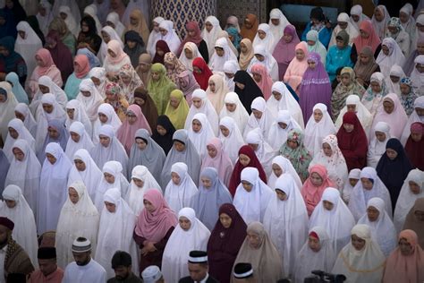 Mumbai: Ramzan austerities end with Eid celebrations