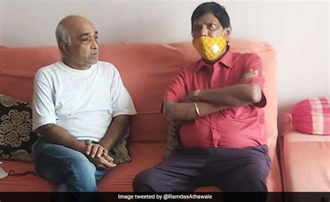 नौसेना के पूर्व अधिकारी से मिले केंद्रीय मंत्री अठावले, कहा - "कार्टून ...