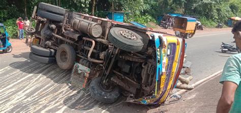 Lorry overturns on NH-66 in Mangaluru, traffic disrupted