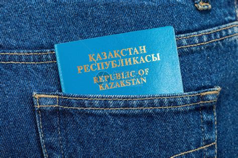 哈萨克斯坦护照后牛仔裤口袋中的哈高清图片下载-正版图片504773817-摄图网