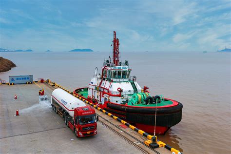 浙江首次！拖轮LNG燃料水上加注作业在宁波舟山港顺利完成
