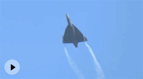 Tejas Jet Stuns Audience With Jaw-Dropping Stunts On Last Day Of Aero ...