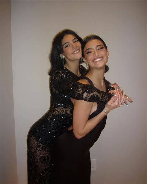 D’Amelio Sisters Or Learmann Twins : r/pickoneceleb