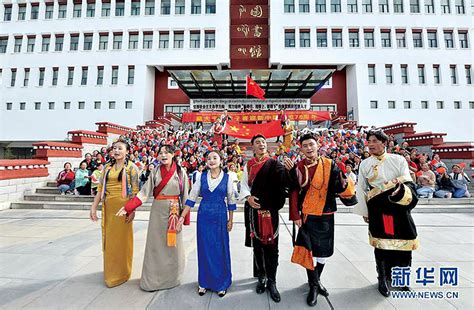 西藏大学各族大学生参加“青春告白祖国”活动