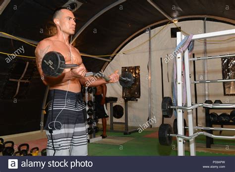 Anthony Abel pumps up before the Bodybuilding, Bikini and Figure ...