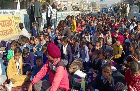 Fatehabad: स्कूल बनवाने की मांग को लेकर अड़े विद्यार्थी, स्टेट हाईवे ...