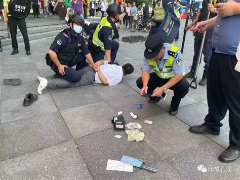 广州警方回应地铁发生持刀伤人事件 ：19岁男子因被小孩撞到与家长起口角|广州市|地铁|持刀伤人_新浪新闻