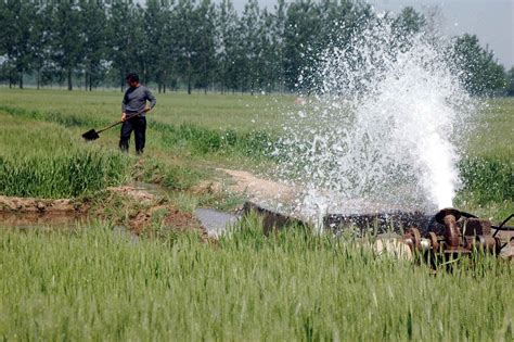 农业灌溉图片-农田灌溉机正在进行田地灌溉素材-高清图片-摄影照片-寻图免费打包下载