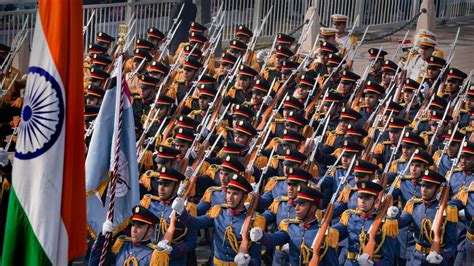 मिस्र का मार्चिंग दस्ता, स्वदेशी गन से सलामी, VVIP लाइन में मजदूर ...