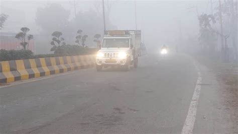 Winter In UP: यूपी में ठंड के साथ कोहरे का कहर, बर्फीली हवाओं ने बढाई ...
