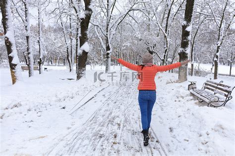 第一场雪一个女孩的冬季照片拍摄在下高清图片下载-正版图片506393979-摄图网