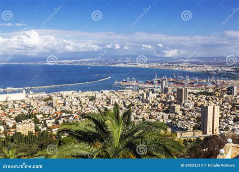 Visión Panorámica Hermosa Desde El Monte Carmelo Al Paisaje Urbano Y El Puerto En Haifa, Foto de ...