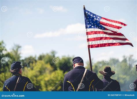 Who Held the USA Flag in the War 的图像结果