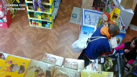 Intenta robar en dos tiendas de Tomelloso (Ciudad Real) amenazando a ...