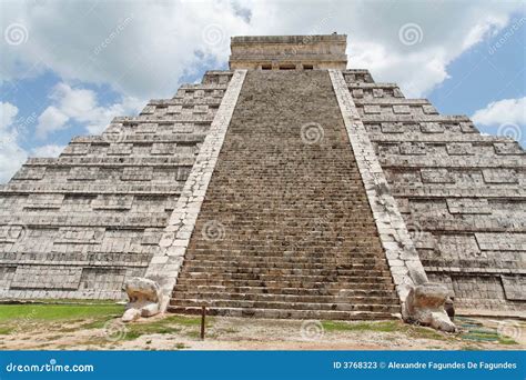 El Castillo Chichen Itza Mexico Stock Image - Image of itza ...