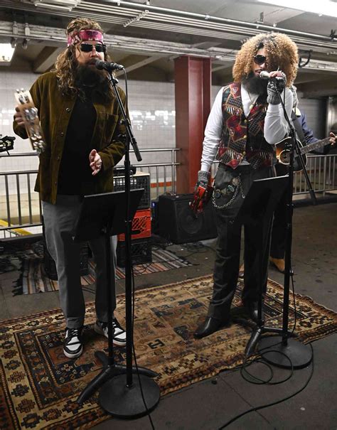 Bad Bunny y Jimmy Fallon sorprenden con actuación en el metro de Nueva ...