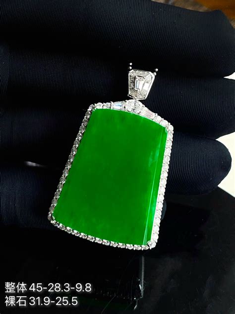 翡翠吊墜，滿綠無事牌吊墜，整體：45.0-28.3-9.8，裸石：31.9-25.5