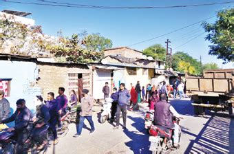 The staff of the corporation reached to remove the obstructed houses on ...