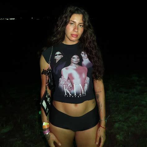 Fernanda Mota Farhat | Don’t forget to take a shower🤍 | Instagram