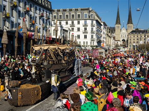 Wey parade delights 70,000 carnival fans in Lucerne - SWI swissinfo.ch