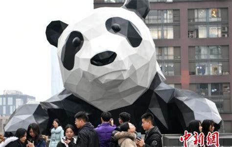 成都闹市巨型大熊猫雕塑成网红打卡地|雕塑|大熊猫|成都_新浪收藏_新浪网